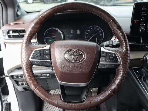 Used 2023 Toyota Sienna Platinum FWD image 21