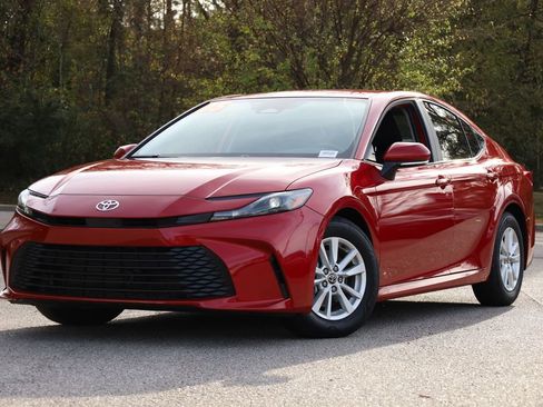 Used 2025 Toyota Camry LE image 1