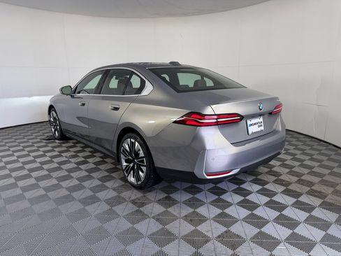 Used 2027 BMW 530i w/ Premium Package RWD image 3