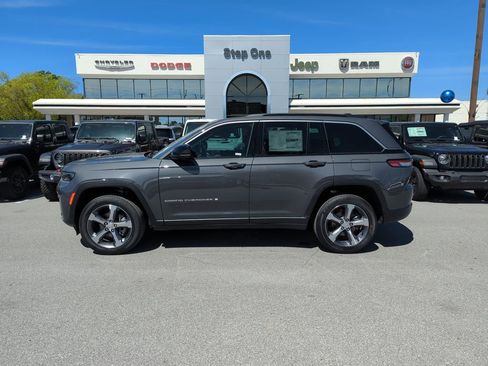 New 2026 Jeep Grand Cherokee Limited w/ Luxury Tech Group II AWD/4WD image 8