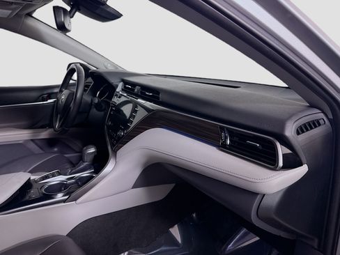 Used 2019 Toyota Camry XLE w/ Sunroof Package image 30