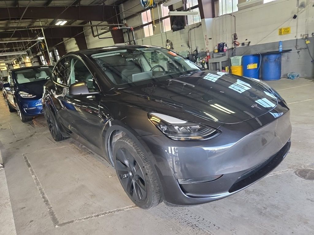 Used 2024 Tesla Model Y Long Range RWD image 3