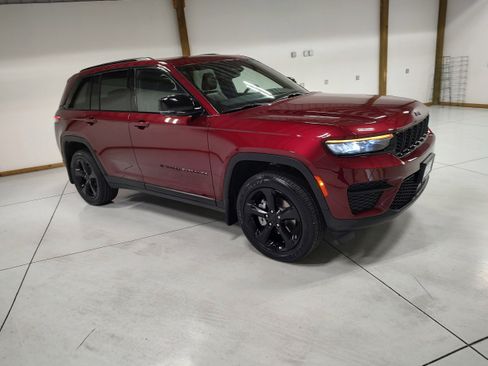 Used 2023 Jeep Grand Cherokee Altitude image 2