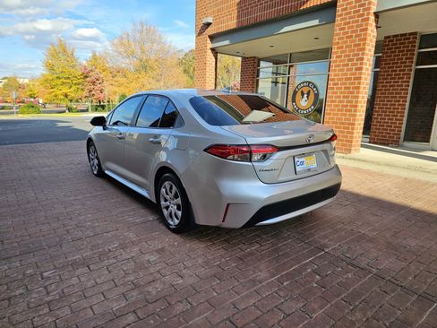 Used 2021 Toyota Corolla LE FWD image 4