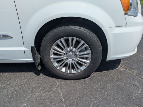 Used 2015 Chrysler Town & Country Touring-L w/ Mopar Premium Addition Group FWD image 11
