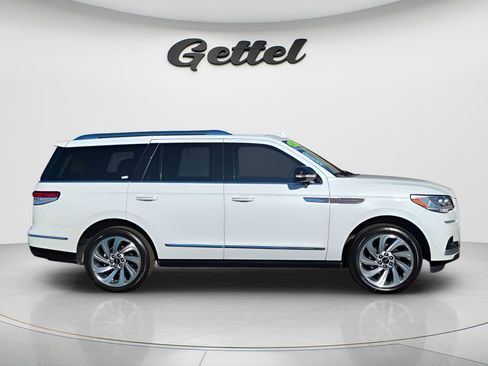 Used 2022 Lincoln Navigator Reserve image 3