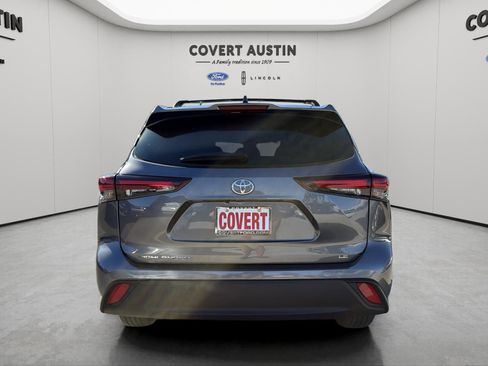 Used 2025 Toyota Highlander LE image 4