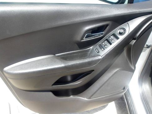Used 2018 Chevrolet Trax LS FWD image 18