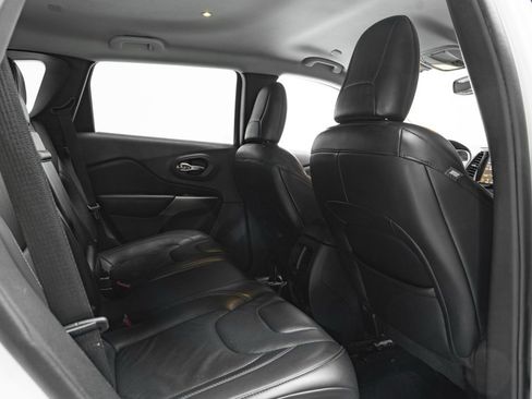 Used 2019 Jeep Cherokee Limited image 40