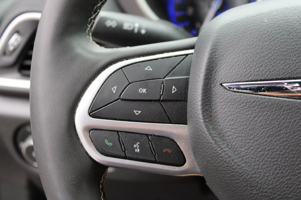 Used 2025 Chrysler Pacifica Select FWD image 14