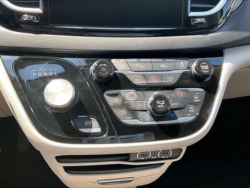 Used 2023 Chrysler Pacifica Touring-L FWD image 15