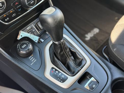 Used 2015 Jeep Cherokee Latitude w/ Comfort/Convenience Group AWD/4WD image 23