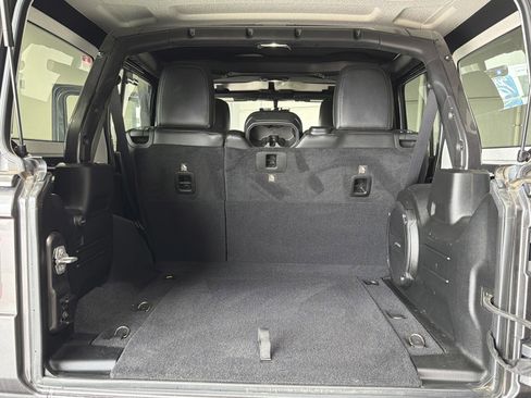 Used 2018 Jeep Wrangler Unlimited Sahara AWD/4WD image 18