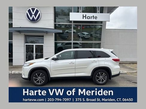 Used 2019 Toyota Highlander XLE AWD/4WD image 1