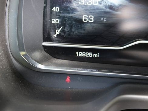 Used 2024 GMC Yukon SLT w/ SLT Luxury Package image 11