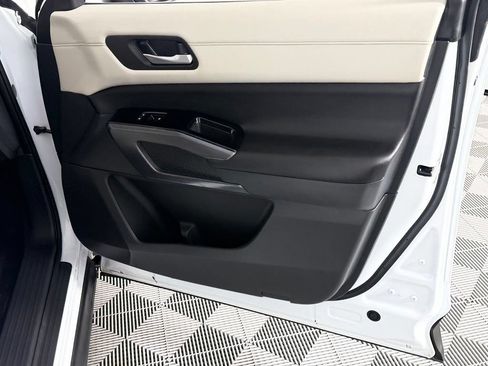 Used 2025 Nissan Pathfinder SL FWD image 33