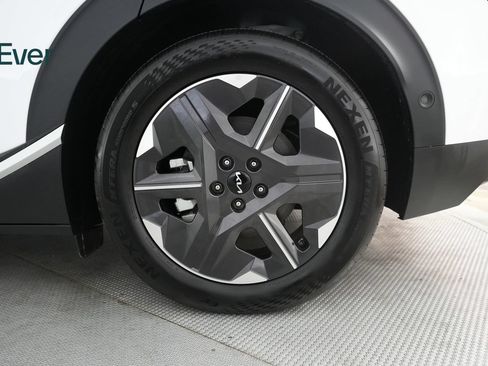 Used 2025 Kia EV6 Light w/ Light LR Technology Package RWD image 9