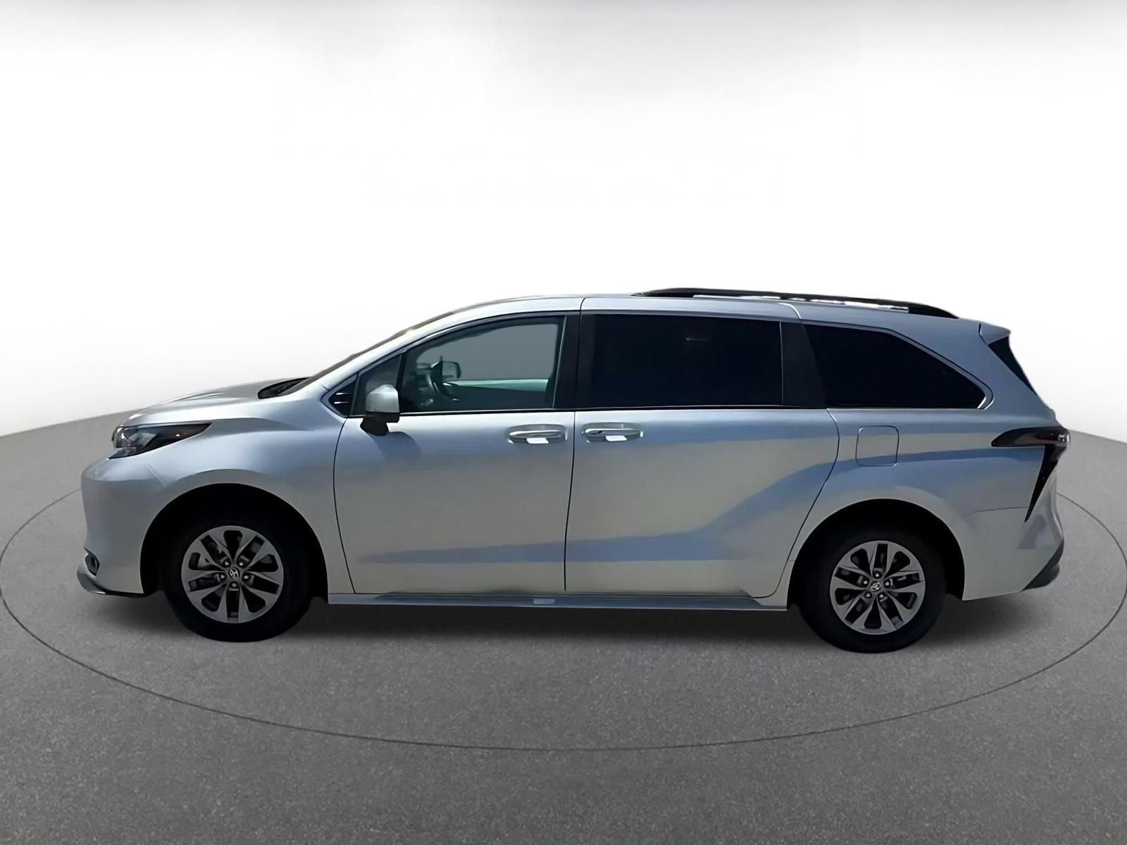 Used 2025 Toyota Sienna XLE FWD image 9