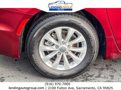 Used 2018 Chrysler Pacifica Touring-L image 10