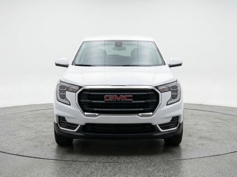 Used 2024 GMC Terrain SLE image 2