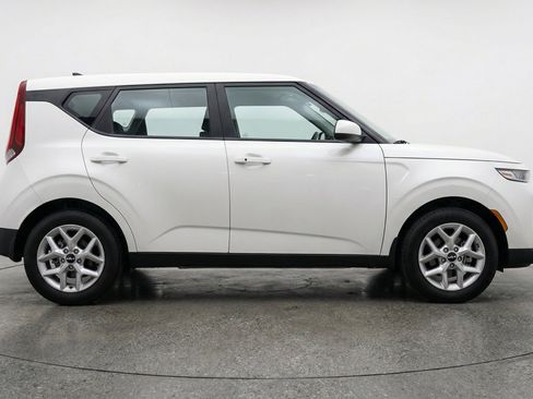 Used 2025 Kia Soul LX w/ LX Technology Package FWD image 11