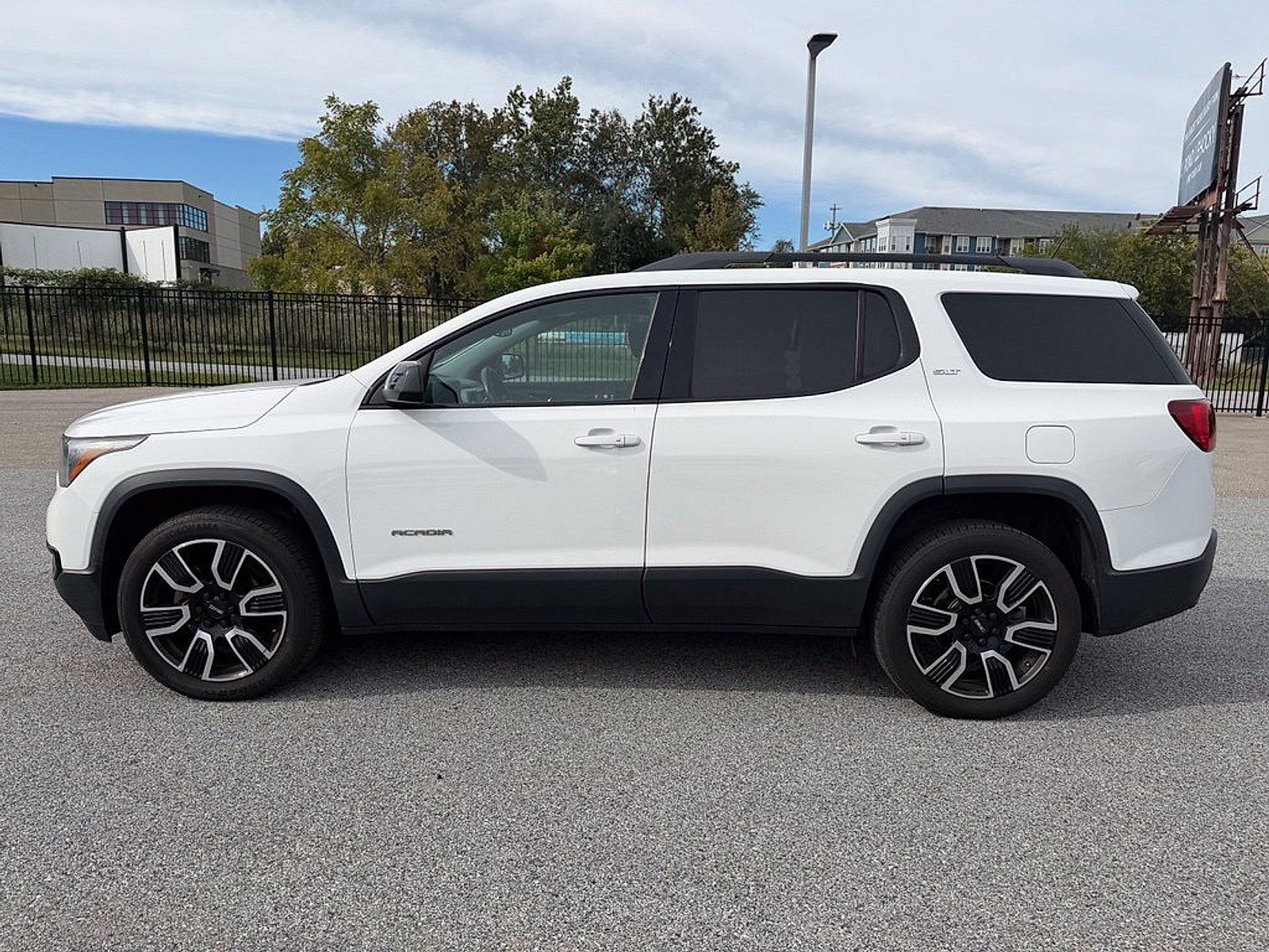 Used 2019 GMC Acadia SLT w/ Black Edition AWD/4WD image 4