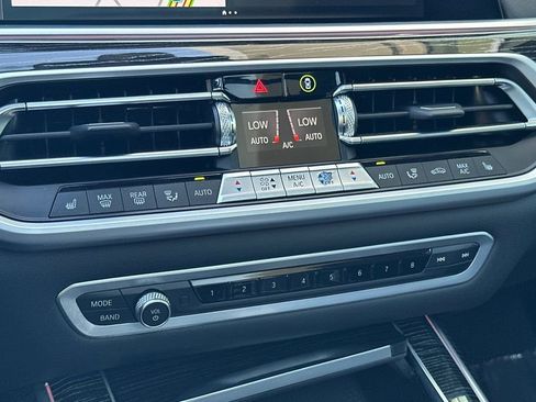 Used 2022 BMW X7 M50i image 23