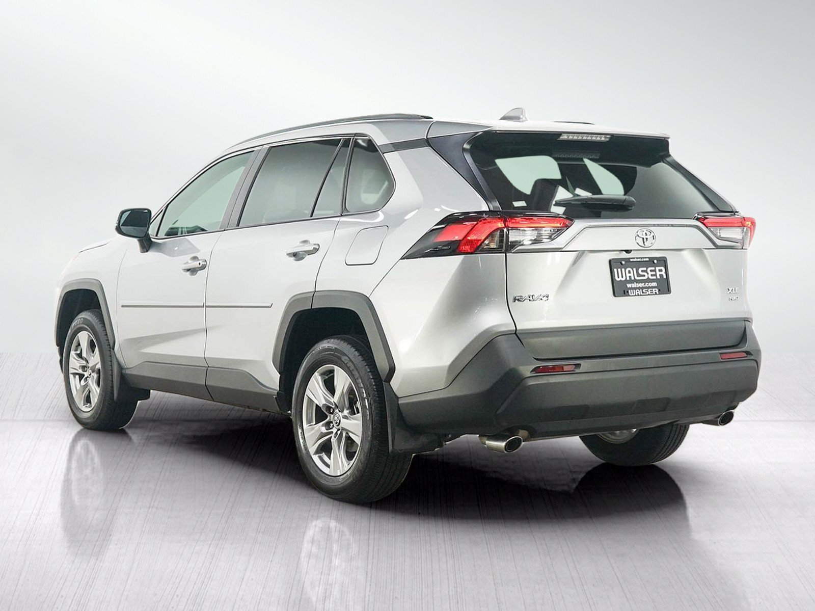 Used 2024 Toyota RAV4 XLE AWD/4WD image 3