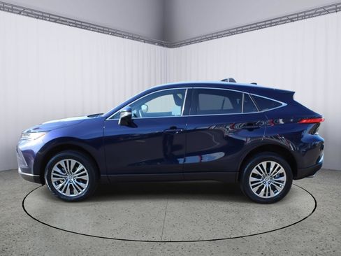 Used 2023 Toyota Venza XLE image 5