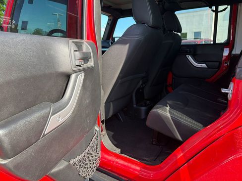 Used 2015 Jeep Wrangler Unlimited Sahara AWD/4WD image 13