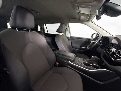 Used 2023 Toyota Highlander LE FWD image 40