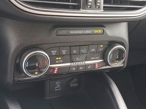 Used 2022 Ford Escape SE w/ SE Sport Appearance Package AWD/4WD image 16