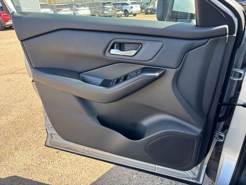 Used 2025 Nissan Rogue SV FWD image 18