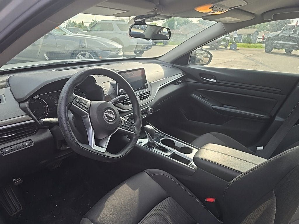 Used 2024 Nissan Altima 2.5 SV FWD image 3