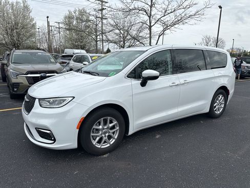 Used 2023 Chrysler Pacifica Touring-L image 3