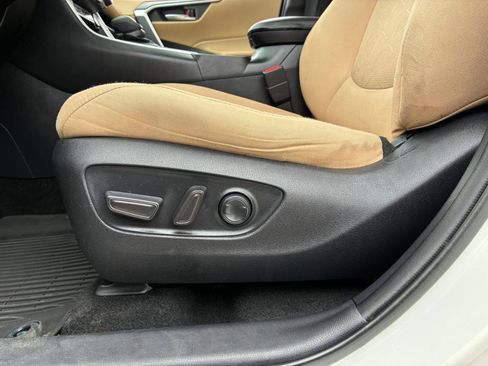 Used 2021 Toyota RAV4 XLE w/ Convenience Package FWD image 14