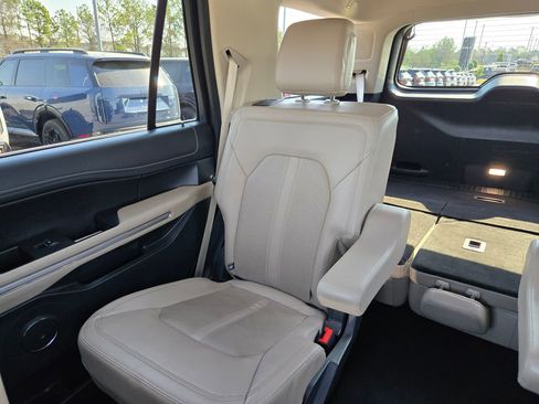 Used 2023 Ford Expedition Limited image 12