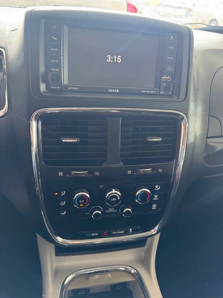 Used 2016 Dodge Grand Caravan SXT w/ Rear Park Assist Package FWD image 11