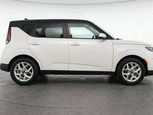 Used 2025 Kia Soul LX w/ LX Technology Package FWD image 11