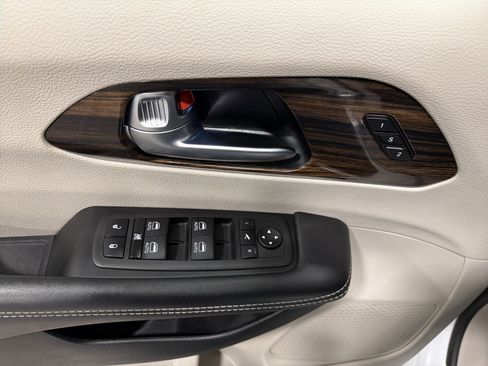 Used 2024 Chrysler Pacifica Limited image 21