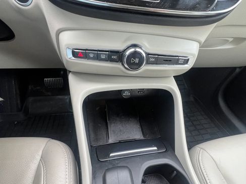 Used 2022 Volvo XC40 T5 Momentum w/ Premium Package AWD/4WD image 24