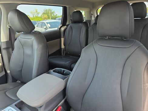 New 2027 Kia Carnival FWD image 21