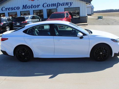 Used 2025 Toyota Camry SE image 4