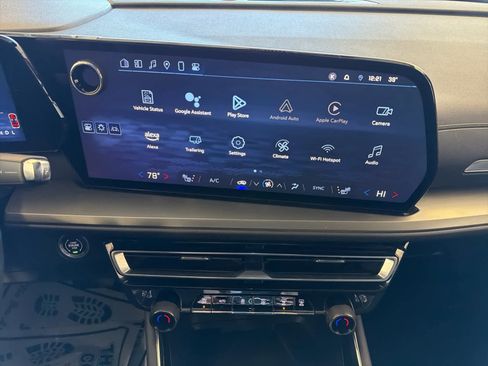 Used 2025 Chevrolet Traverse LT image 44