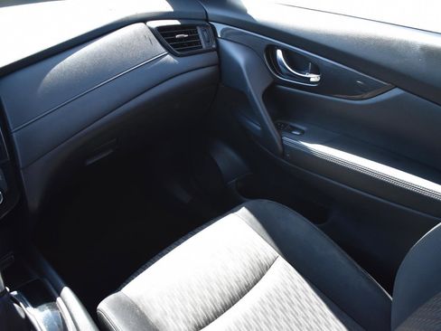 Used 2017 Nissan Rogue SV w/ SV Premium Package image 18