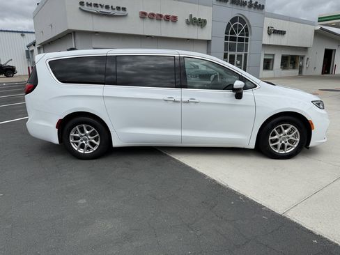 Used 2023 Chrysler Pacifica Touring-L FWD image 9