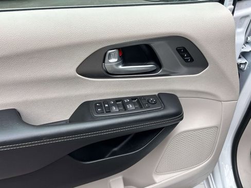 Used 2024 Chrysler Pacifica Touring-L FWD image 23
