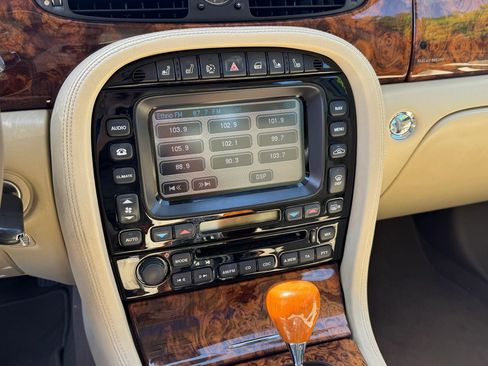 Used 2008 Jaguar XJ8 RWD image 22