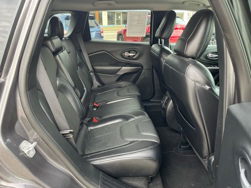 Used 2019 Jeep Cherokee Limited image 16