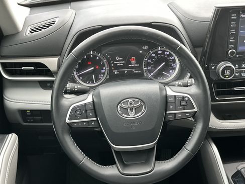 Used 2022 Toyota Highlander XLE FWD image 27